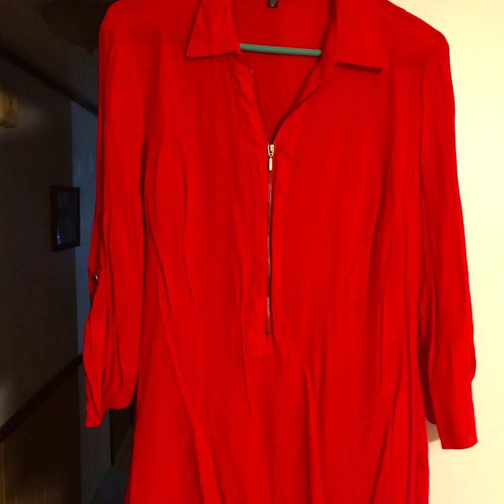 Red tunic. Quarter sleeve.
